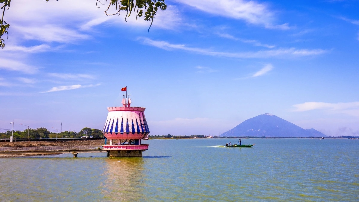 Hồ Dầu Tiếng là địa điểm cắm trại lý tưởng cùng gia đình và bạn bè. 