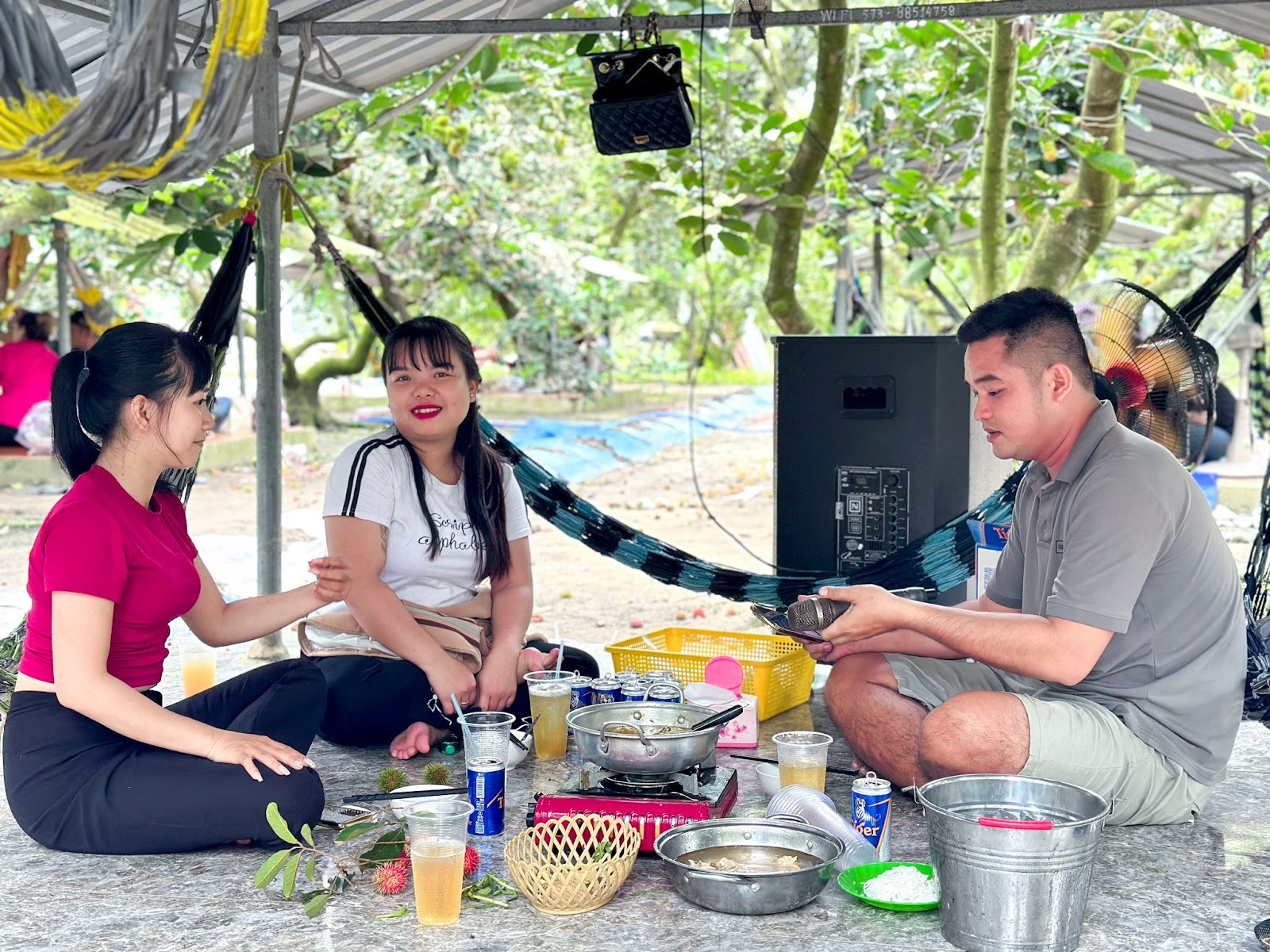 Du khách thưởng thức ẩm thực ngay tại khu chòi trong vườn trái cây. 