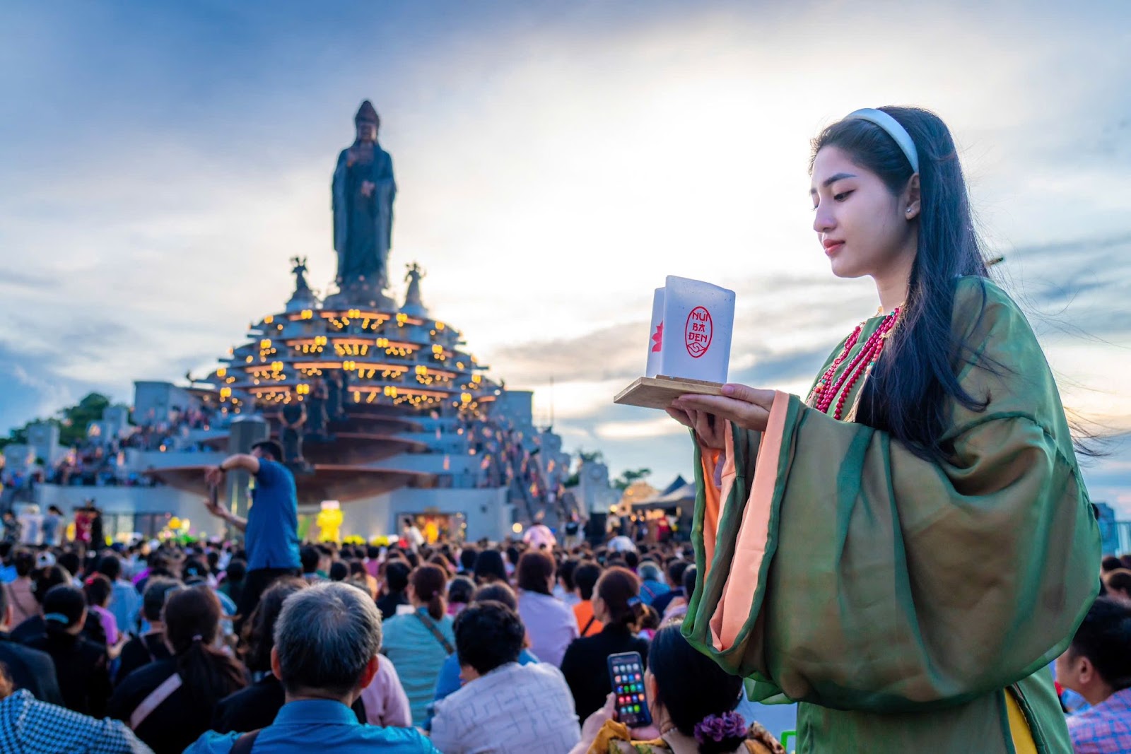 Check-in cùng Tượng Phật Bà Tây Bổ Đà Sơn uy nghi trên đỉnh núi.