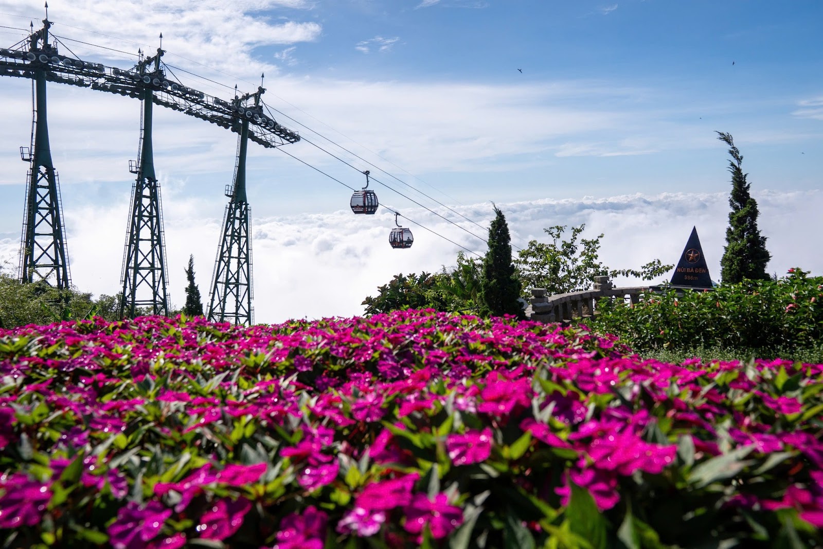 Hệ thống cáp treo Sun World Ba Den Mountain hiện đại, mang lại cho du khách những góc check-in độc nhất vô nhị.
