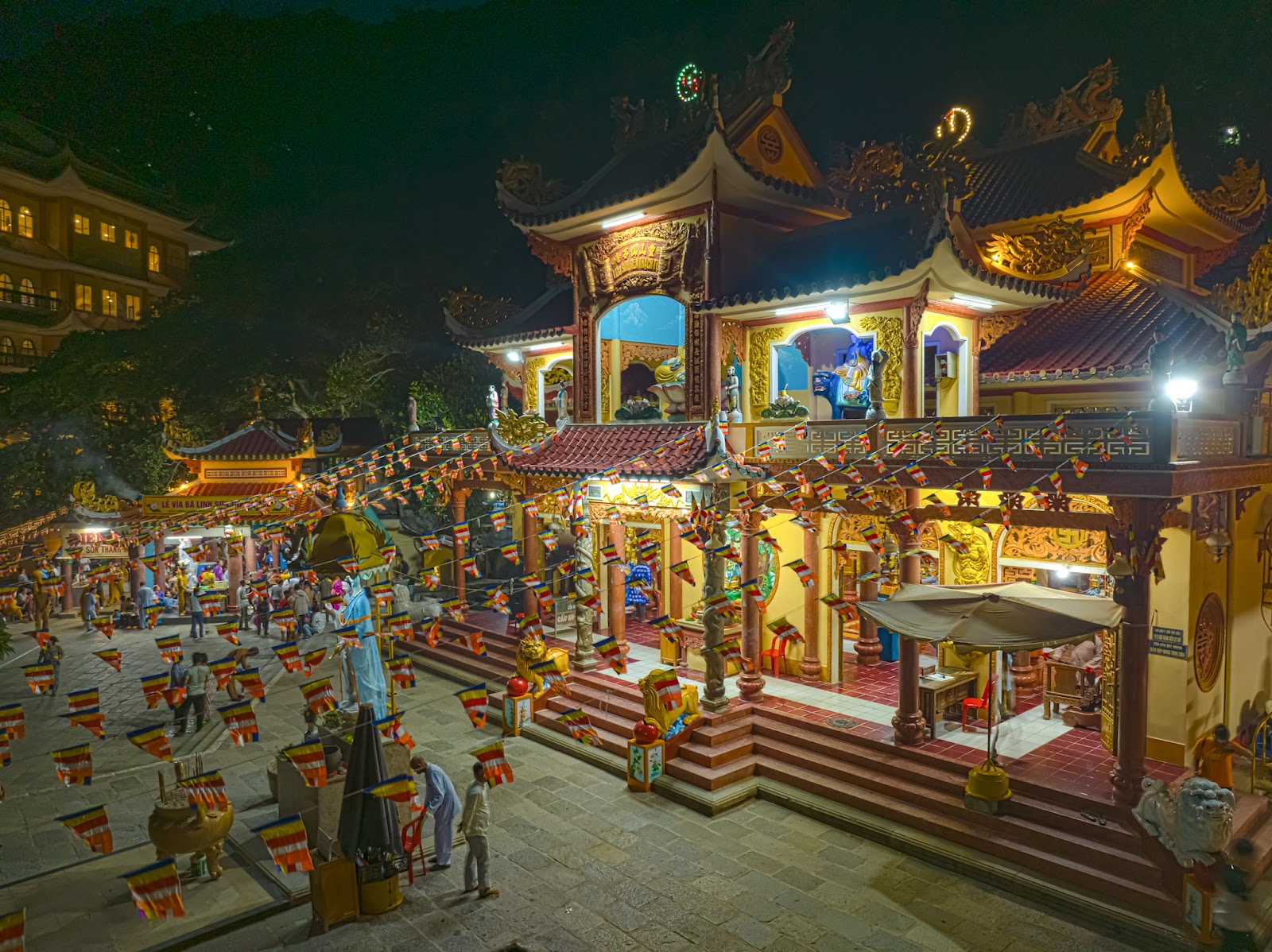 Quang cảnh lung linh nơi chùa Bà.