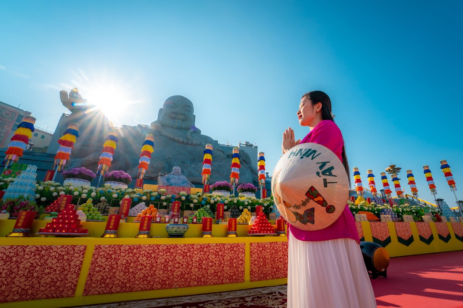 Chiêm bái và check-in tại Tôn tượng Bồ Tát Di Lặc.