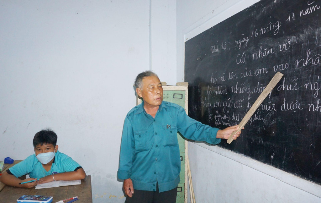 Lớp học tình thương tại chùa Tứ Phước. 