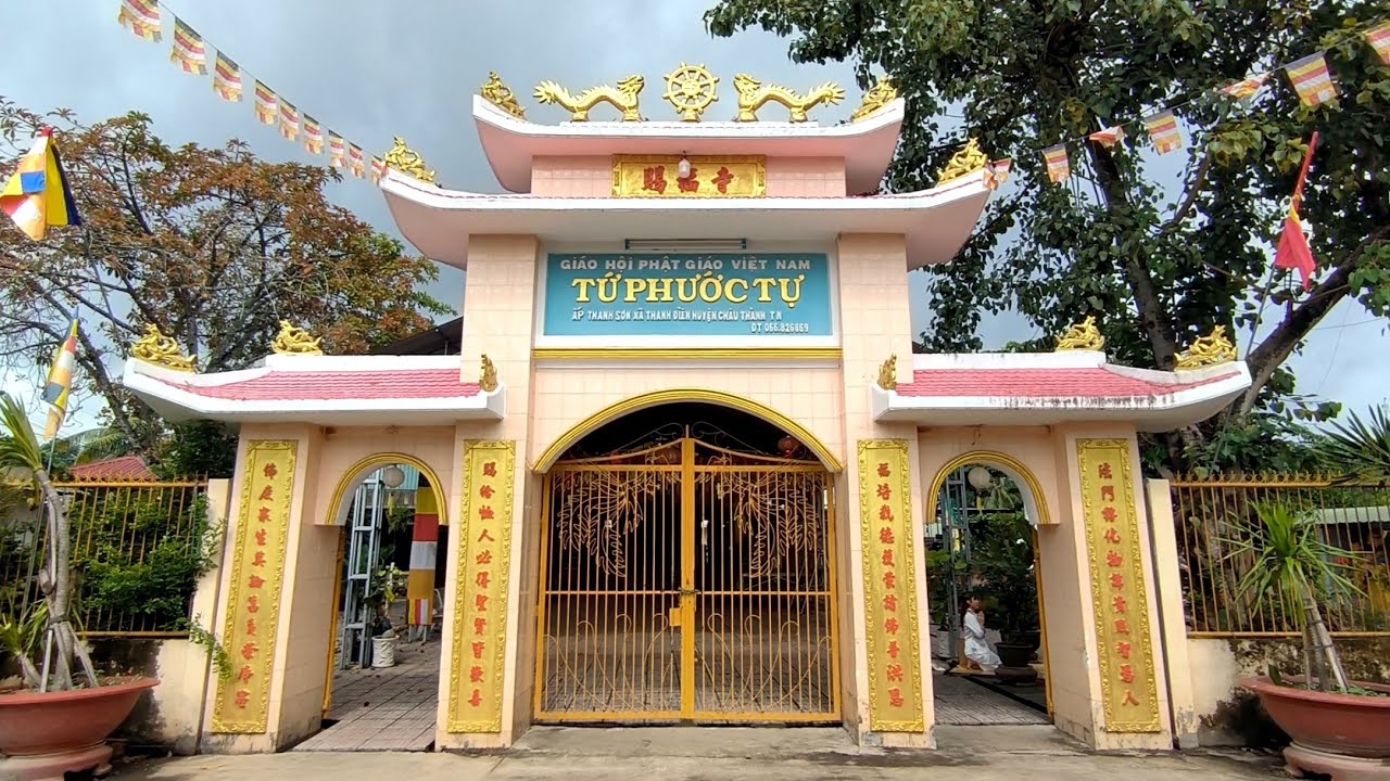Chùa Tứ Phước khoác lên mình vẻ thanh tịnh, trầm mặc.