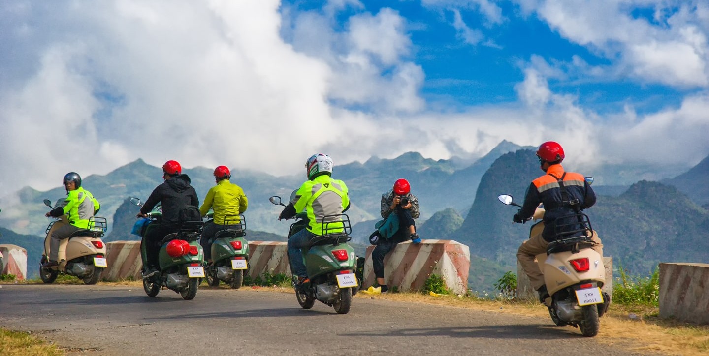 Di chuyển bằng xe máy giúp du khách chủ động trong lịch trình.
