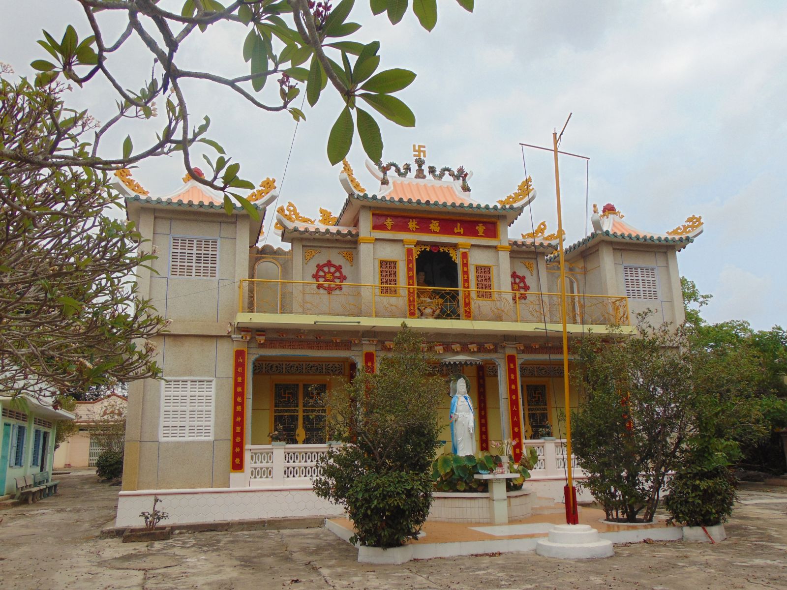 The space preserves the 'old soul and ancient charm' of Phuoc Lam Pagoda.