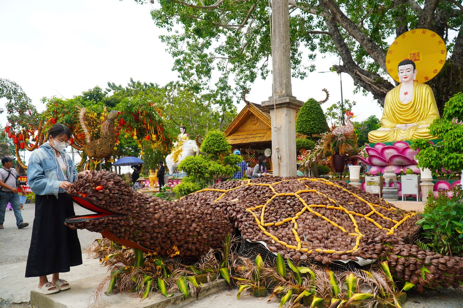 Go Ken Pagoda attracts many visitors to worship during major holidays.