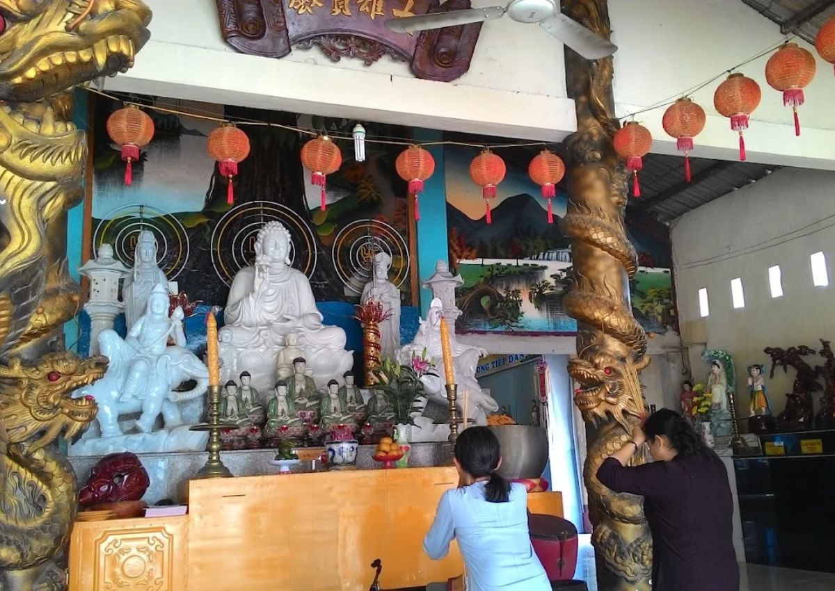 Nhiều Phật tử tìm đến cổ tự để chiêm bái, tìm sự bình yên giữa chốn xô bồ.