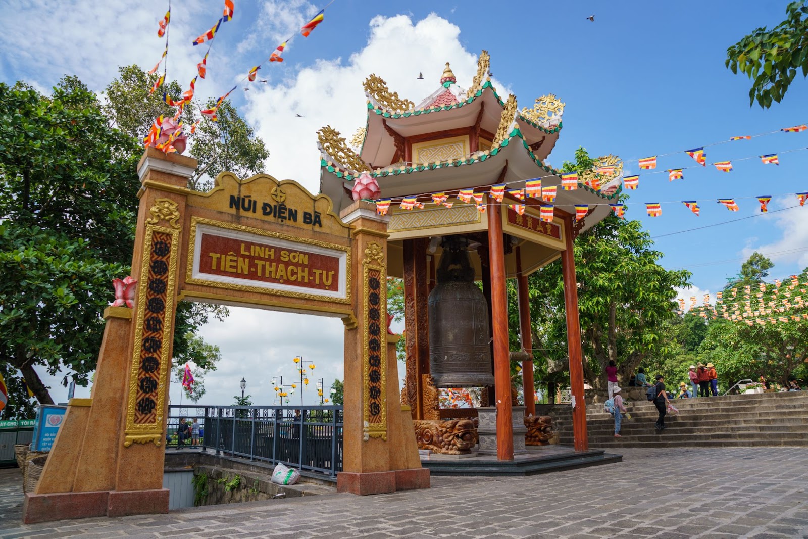  Linh Son Tien Thach Tu (Immortal Stone Temple) is located halfway up the mountain, at the center of the Ba Den mountain pagoda system. 