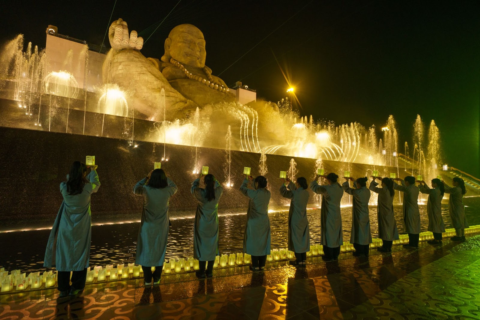 Tôn tượng Bồ Tát Di Lặc biểu trưng cho sự an lạc, hạnh phúc.