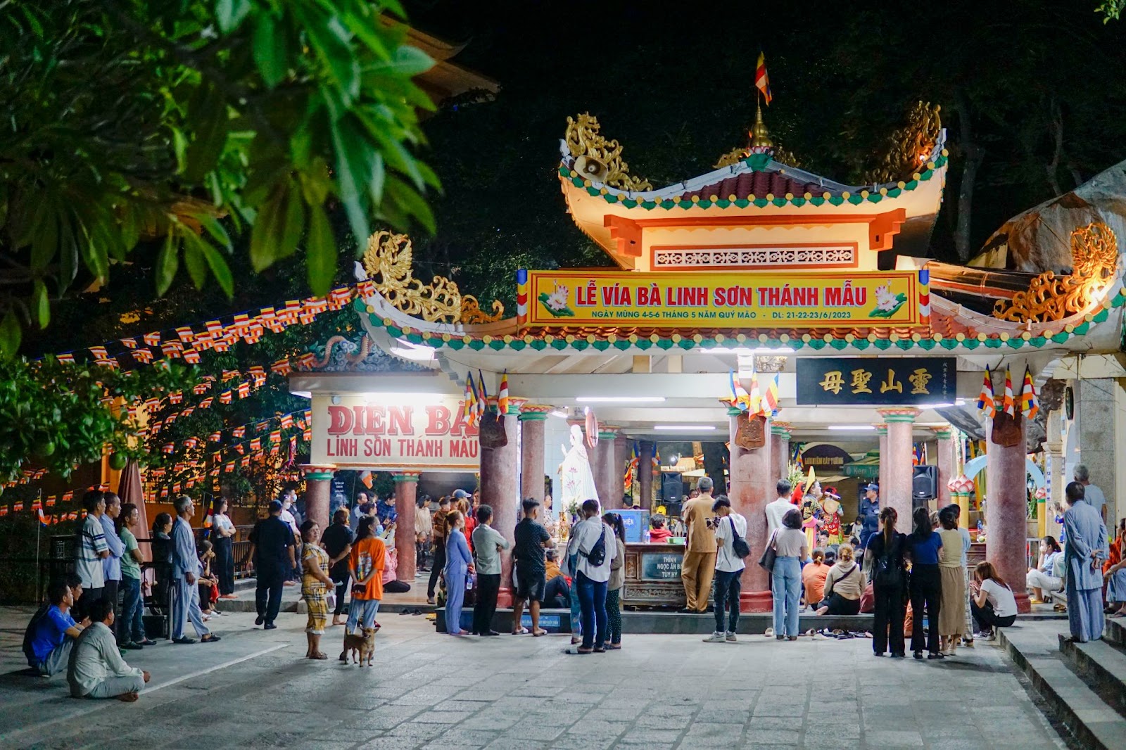 Hàng năm du khách thập phương đổ về Điện Bà chiêm bái, đặc biệt là vào những dịp lễ.