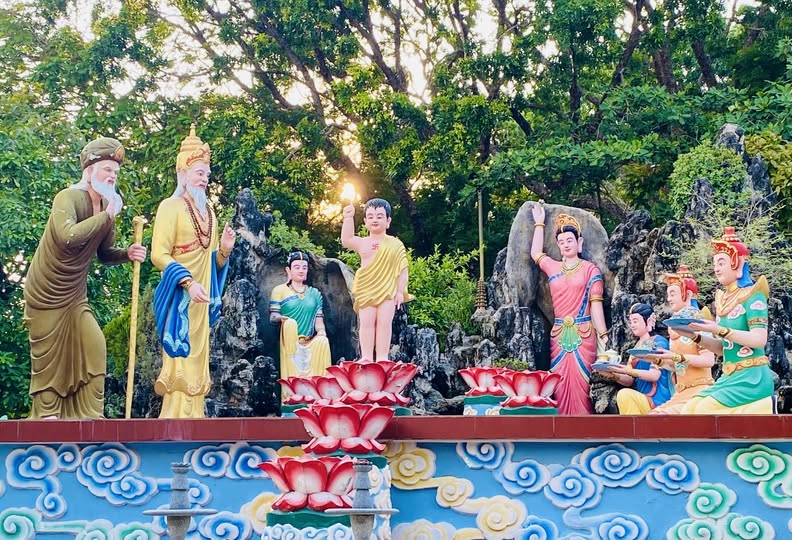 Vườn tượng Thái tử Tất Đạt Đa tại Linh Sơn Phước Trung Tự. 