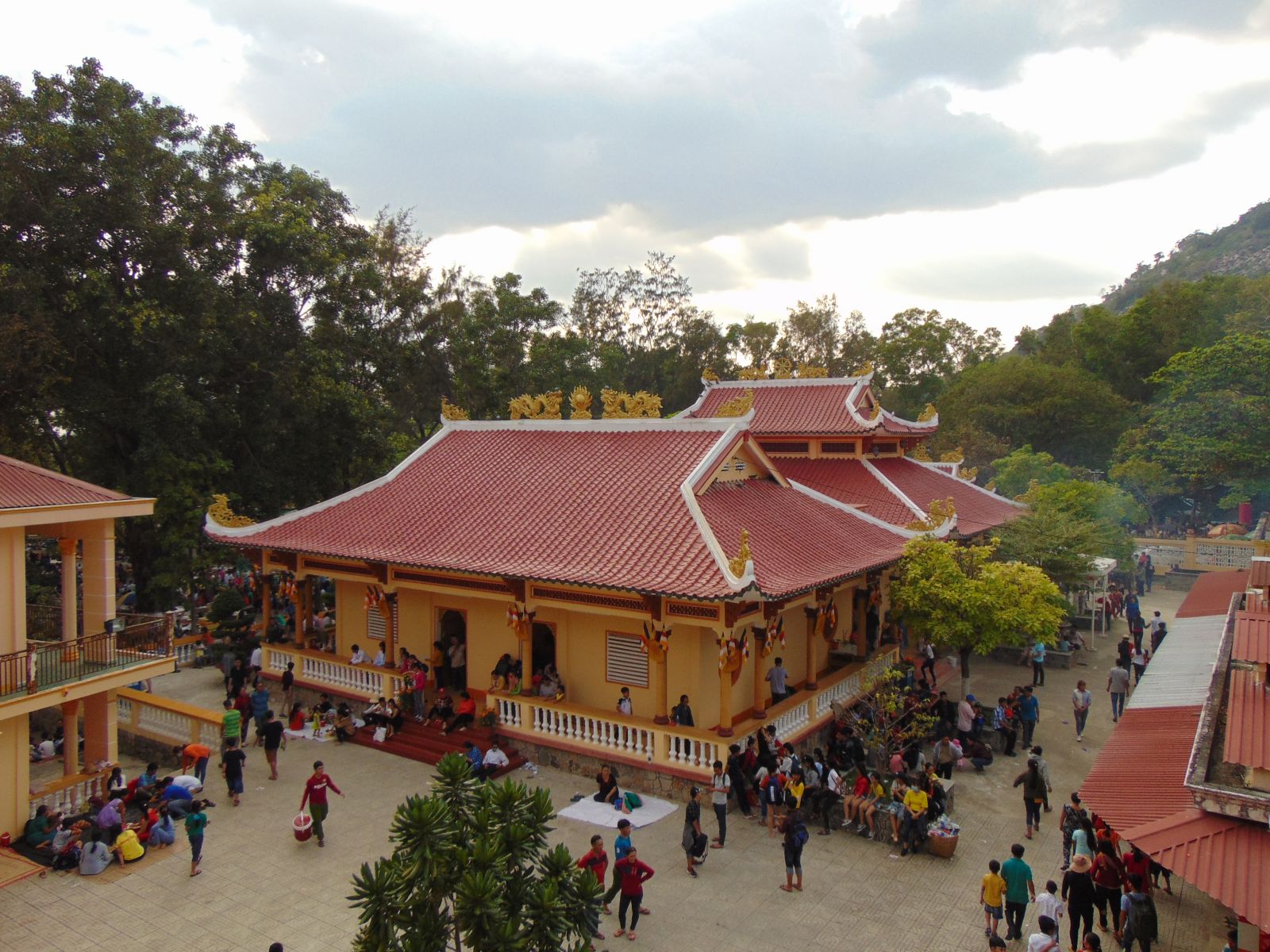 Chùa Linh Sơn Phước Trung nằm ngay dưới chân núi Bà Đen.