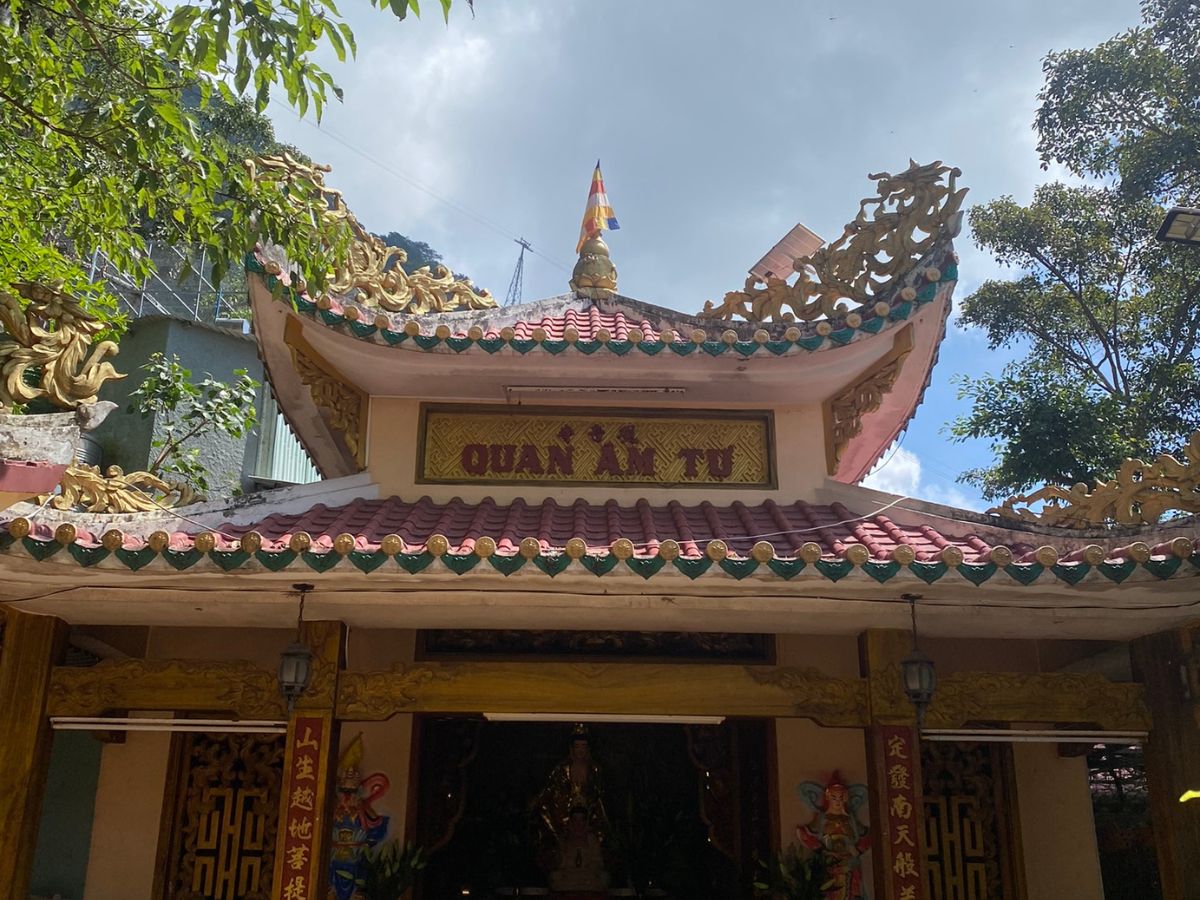 Kiến trúc chùa Quan Âm với mái ngói xếp tầng, cong nhẹ được trang trí cầu kỳ.