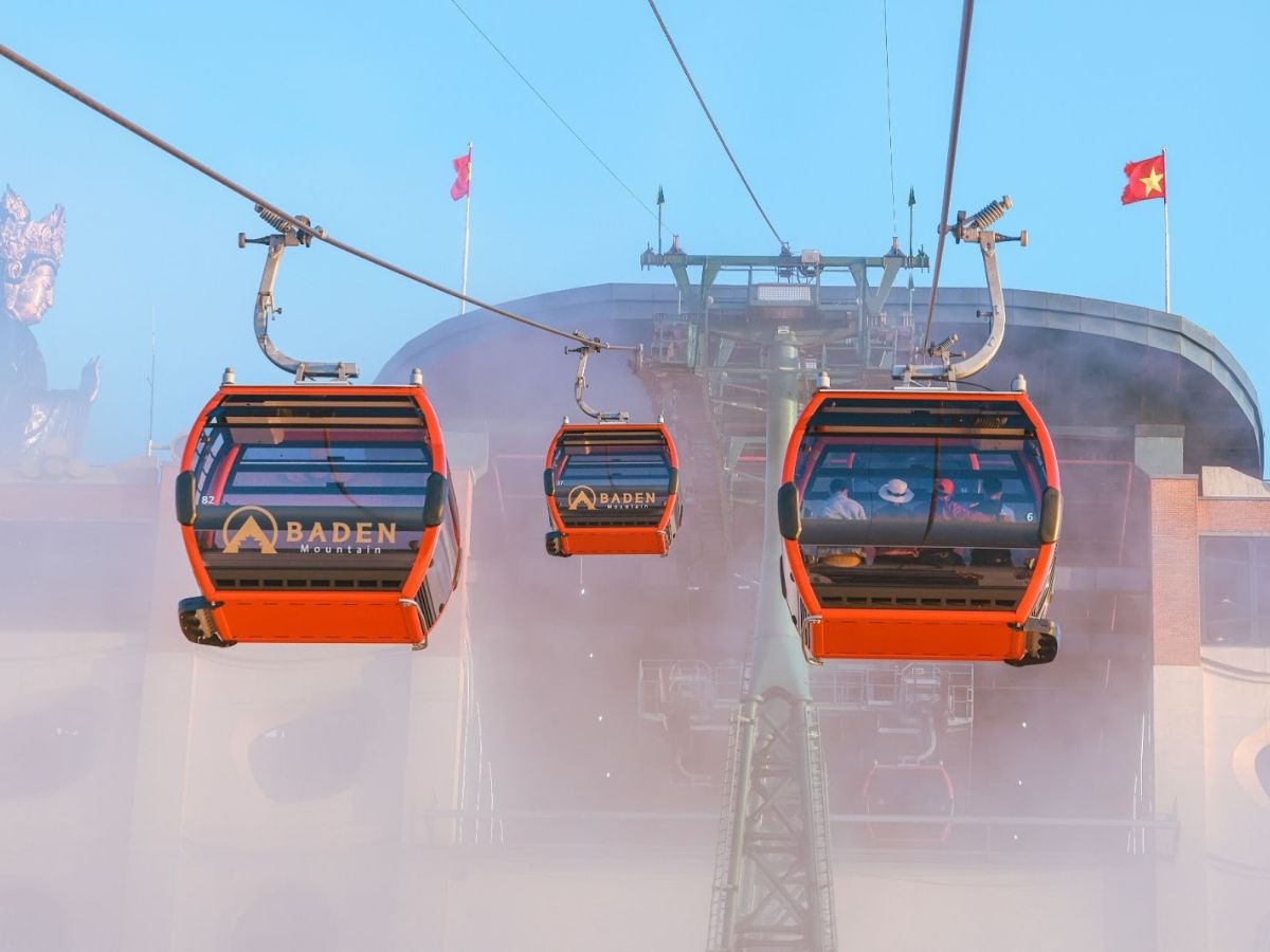 Mặc trang phục giản dị khi thăm quan chùa Hòa Đồng và các quần thể chùa Núi Bà Đen. 