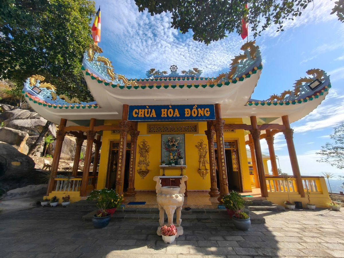 Chùa Hòa Đồng theo lối kiến trúc chùa Nam Bộ. 