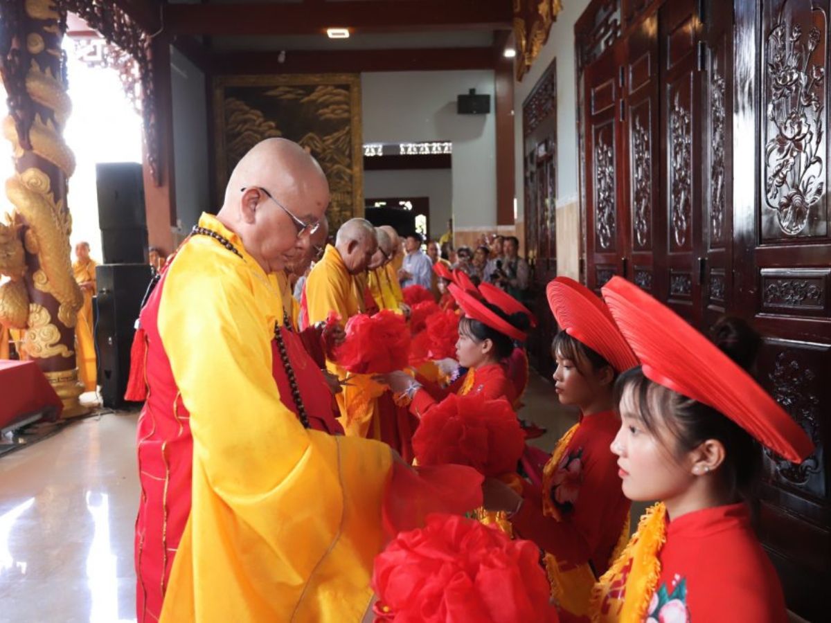 Chùa Hòa Đồng có nhiều hoạt động thiền, thực hành chánh niệm. 