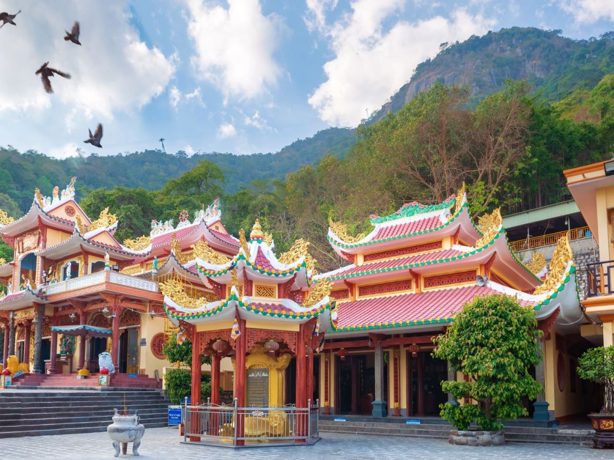 Chùa Linh Sơn Hòa Đồng nằm trong quần thể chùa tại núi Bà Đen. 