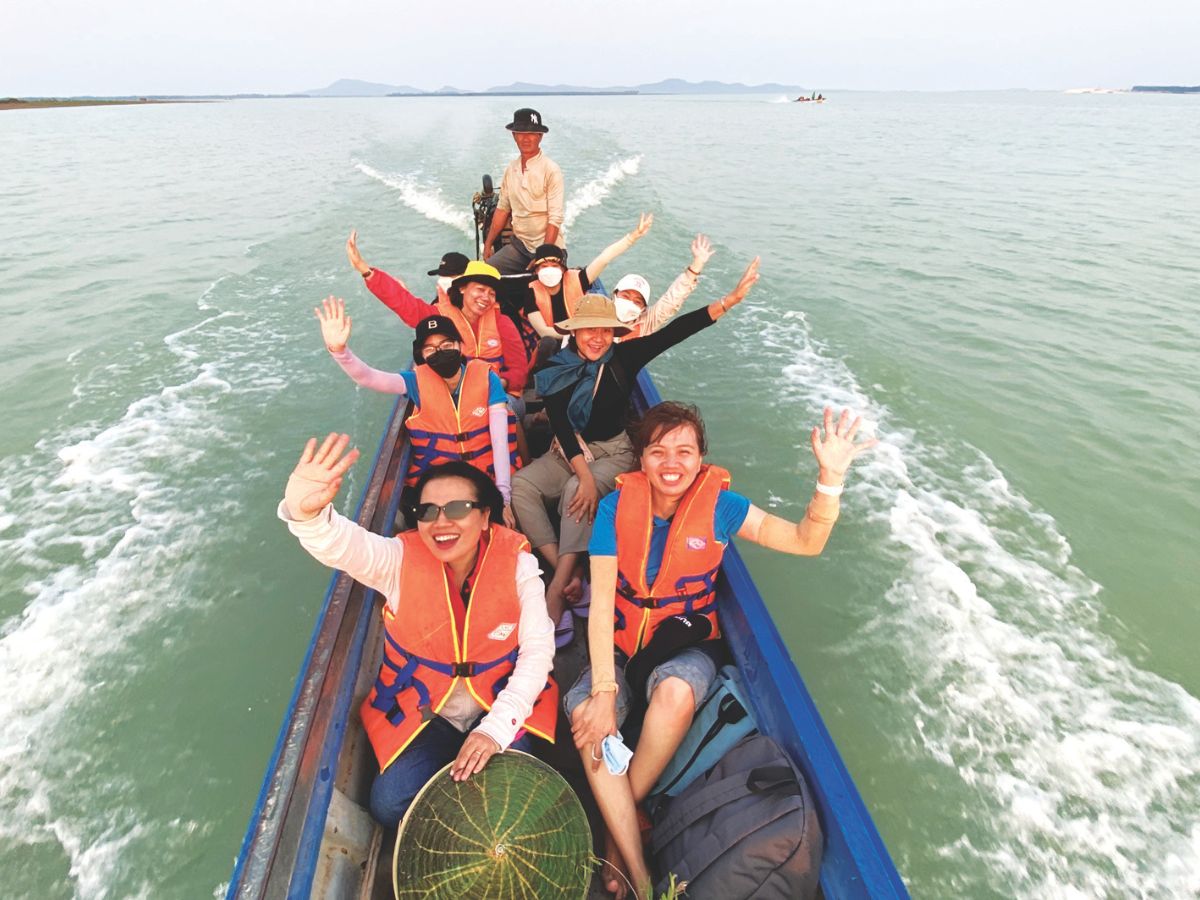 The experience of taking a boat to Dao Nhim by boat or canoe is quite new for many tourists. 
