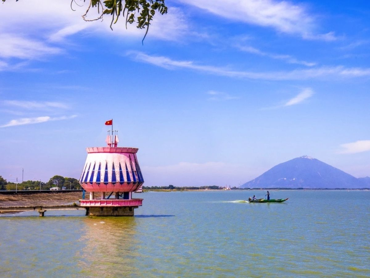 Dao Nhim is located in the middle of Dau Tieng Lake, Tay Ninh, with picturesque scenery. 