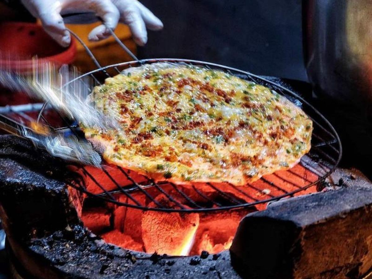 Local cuisine bears the cultural imprint and characteristics of the holy land with sun-dried rice paper. 