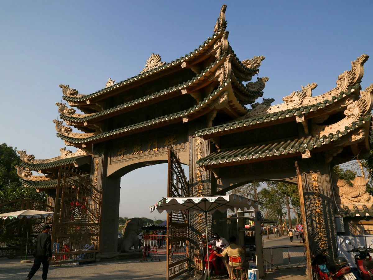 Chùa Gò Kén cách trung tâm Tây Ninh chỉ 8 km, thuận lợi di chuyển bằng xe máy hoặc ô tô. 