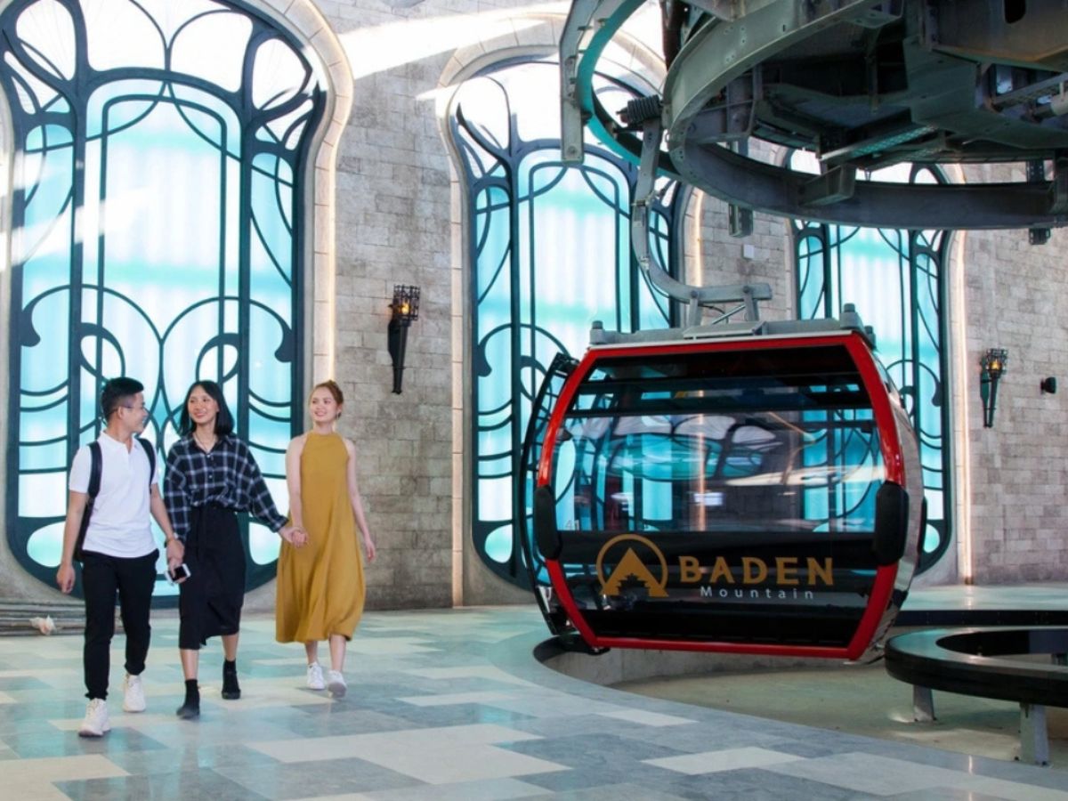 Buy tickets for the Sun World Ba Den Mountain cable car to admire the scenery of Tay Ninh.