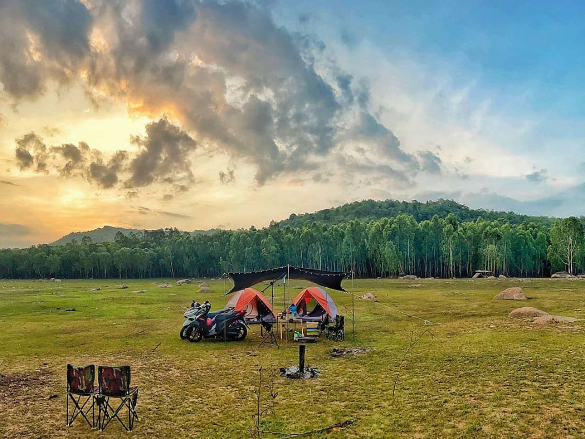 Cắm trại bên bờ hồ Dầu Tiếng (Tây Ninh) trong hành trình du lịch tự túc.