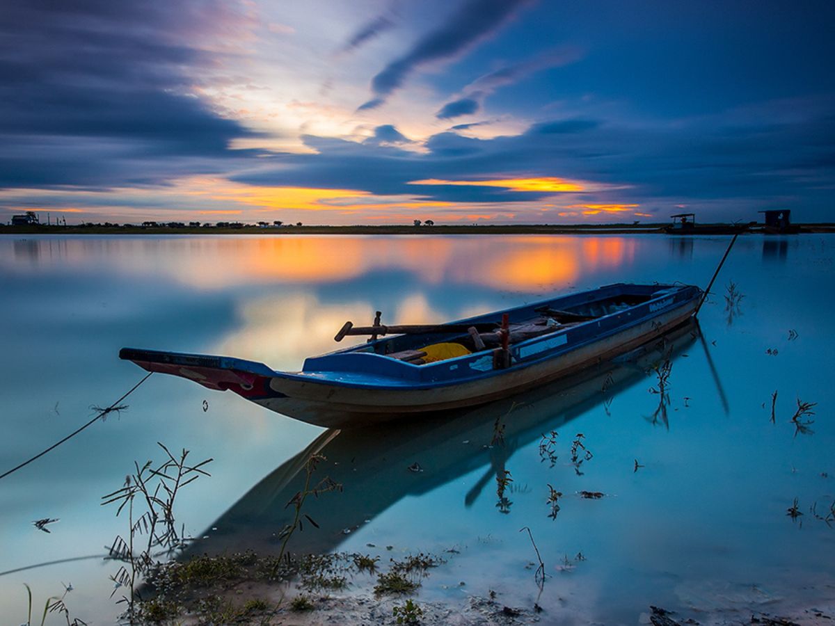 Ngắm hoàng hôn đẹp như tranh bên hồ Dầu Tiếng (Tây Ninh). 