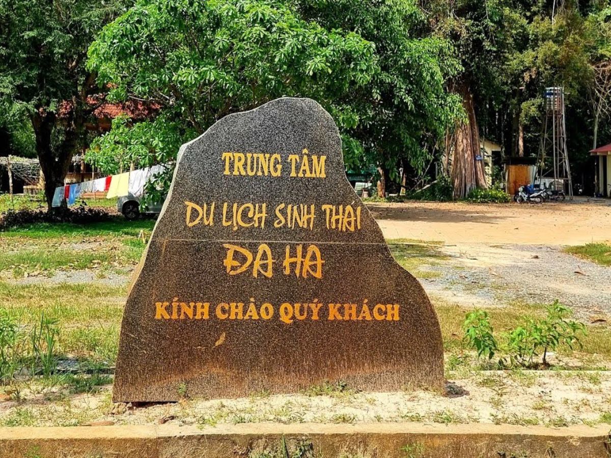 Bia đá chào mừng du khách tới Daha.