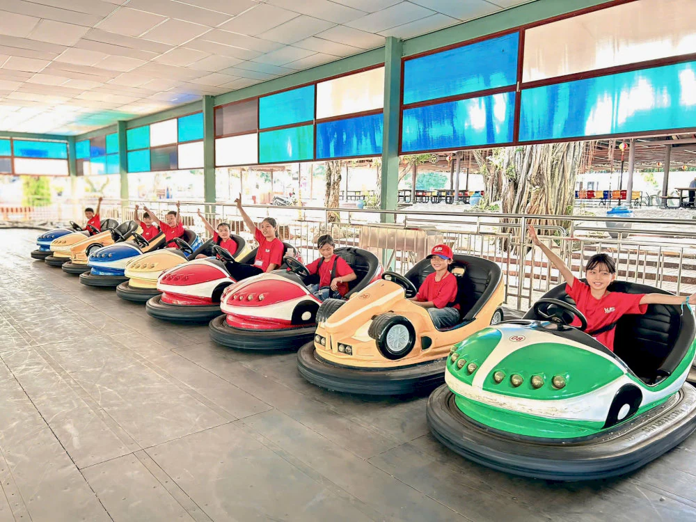 Trò chơi xe điện đụng được nhiều bạn nhỏ yêu thích.