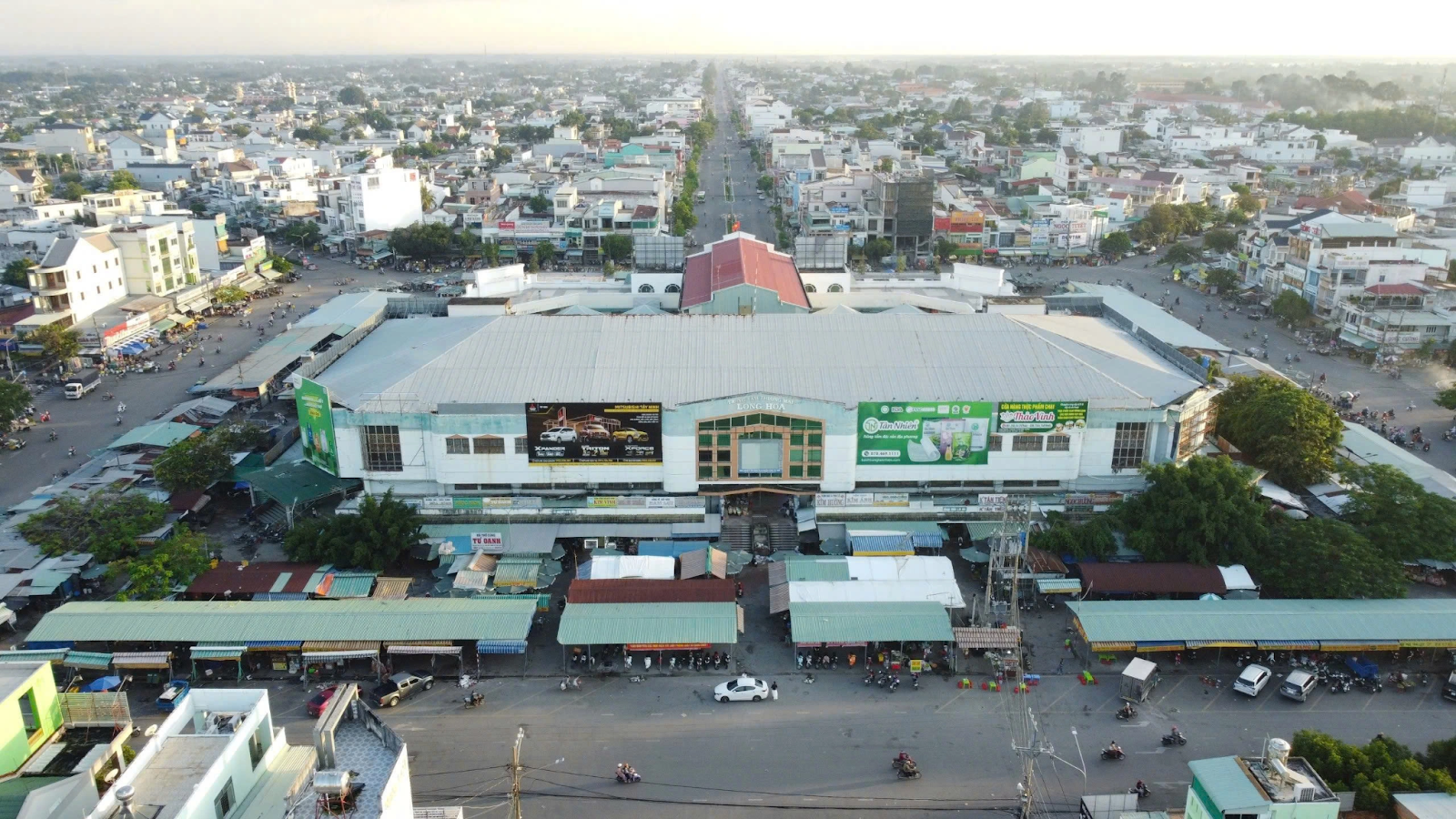 Chợ Long Hoa khi nhìn từ trên cao. 