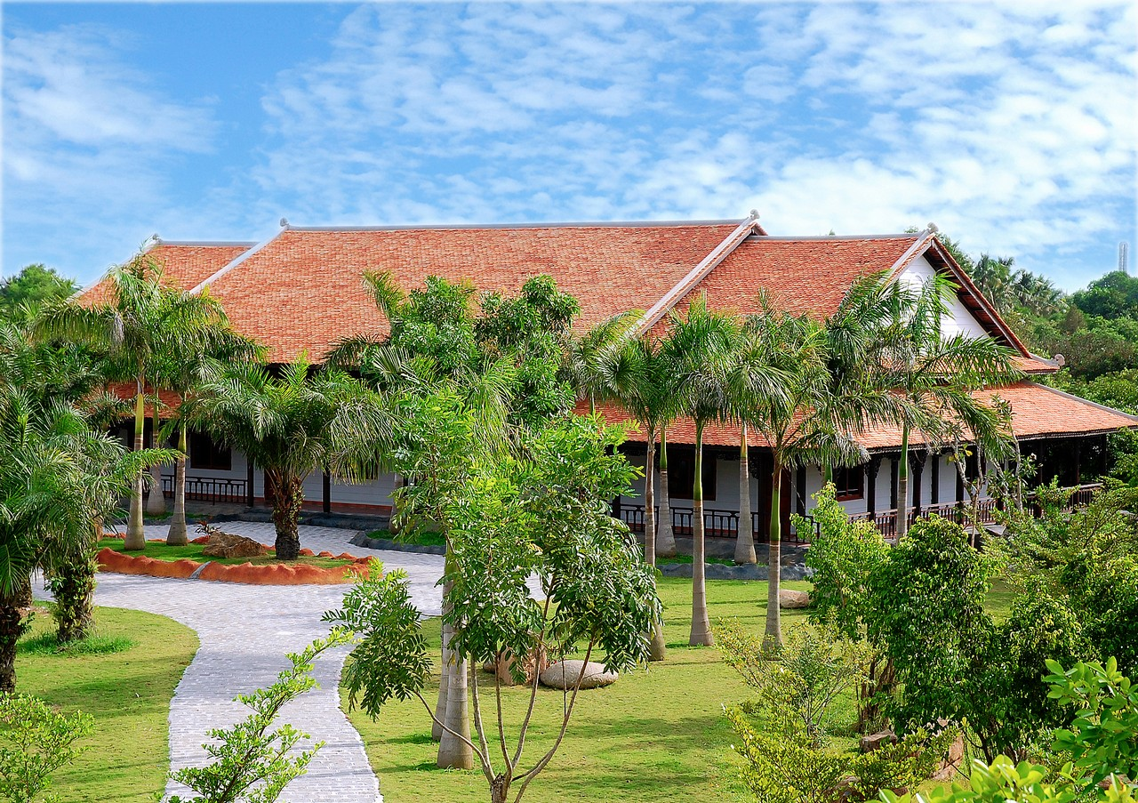 Khách sạn Hoa Sen với không gian gần gũi với thiên nhiên. 