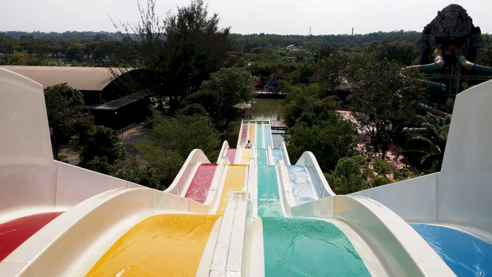 Máng trượt tại công viên nước.