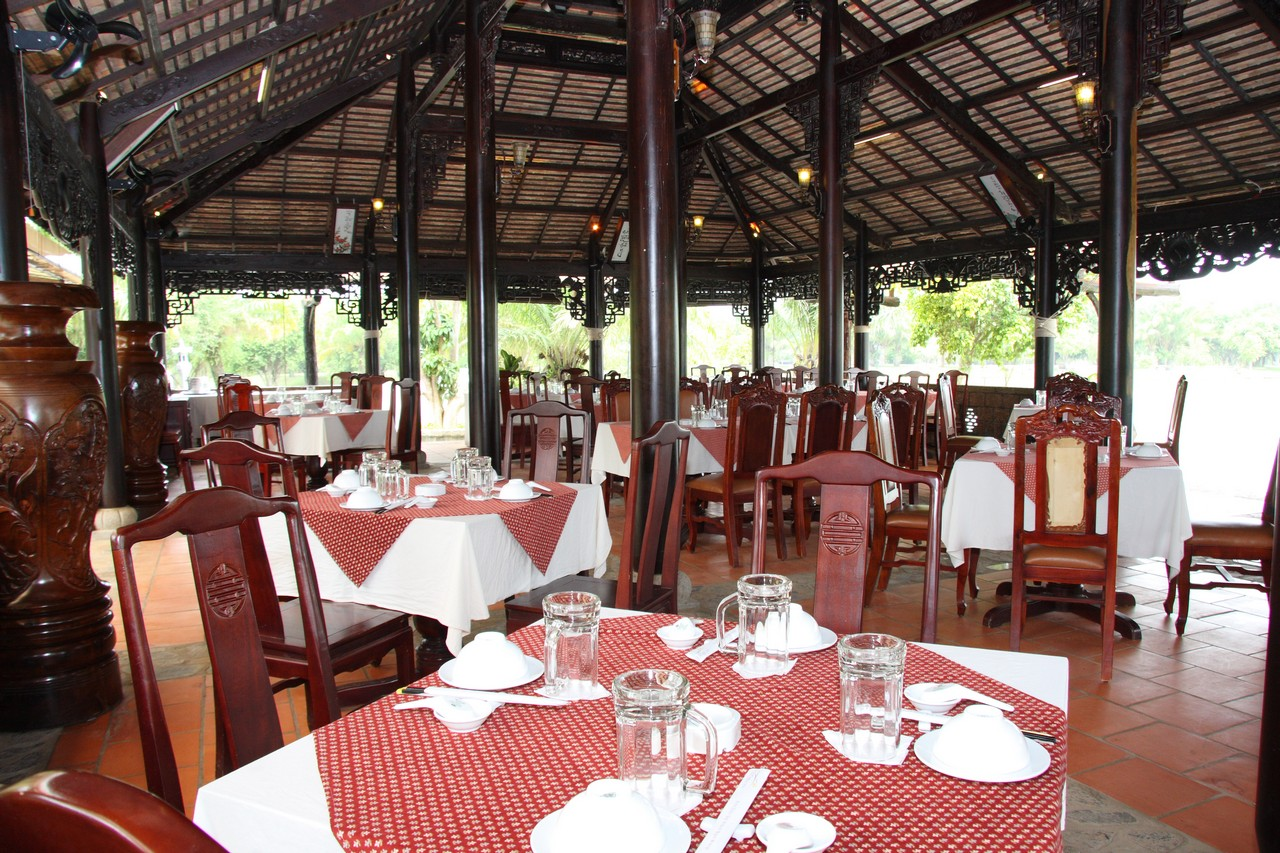 Khu ẩm thực Làng Quê 2 phục vụ thực đơn đa dạng cho du khách.