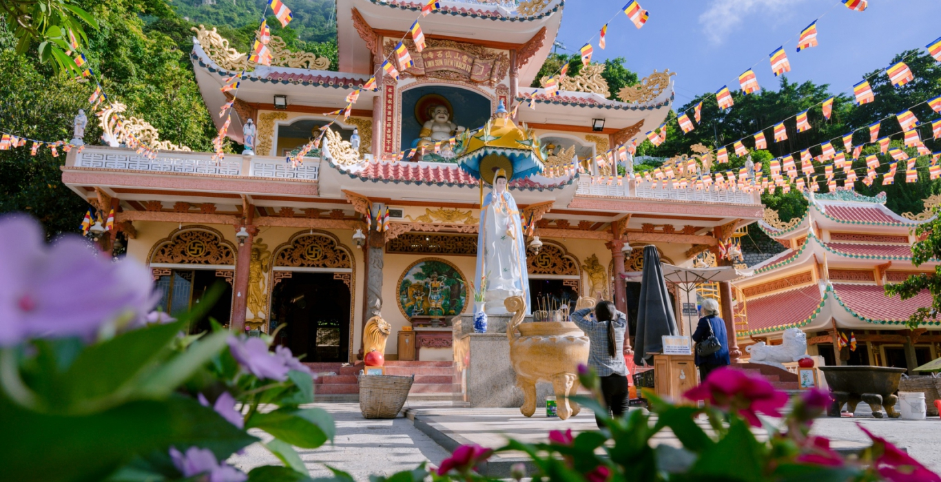 Black Lady Mountain Pagoda Tay Ninh is an extremely attractive Tay Ninh tourist destination that you should not miss.