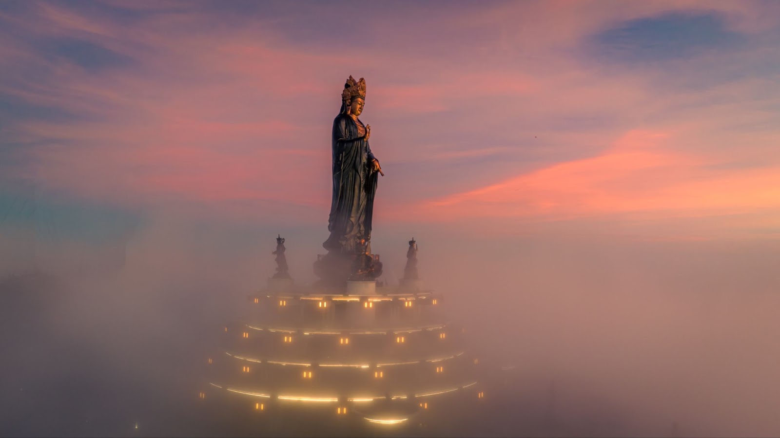 Tượng Phật Bà Tây Bổ Đà Sơn trong làn mây mù.