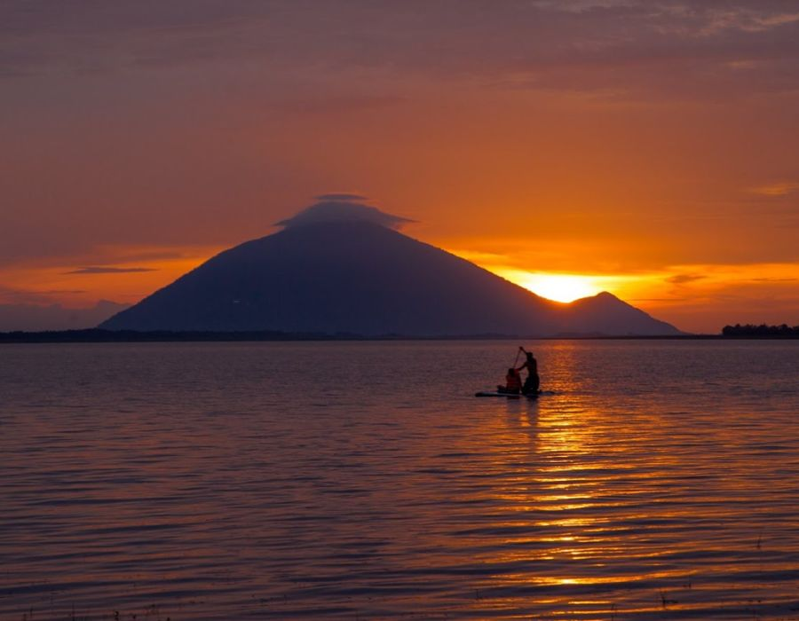 Hồ Dầu Tiếng vào lúc hoàng hôn.