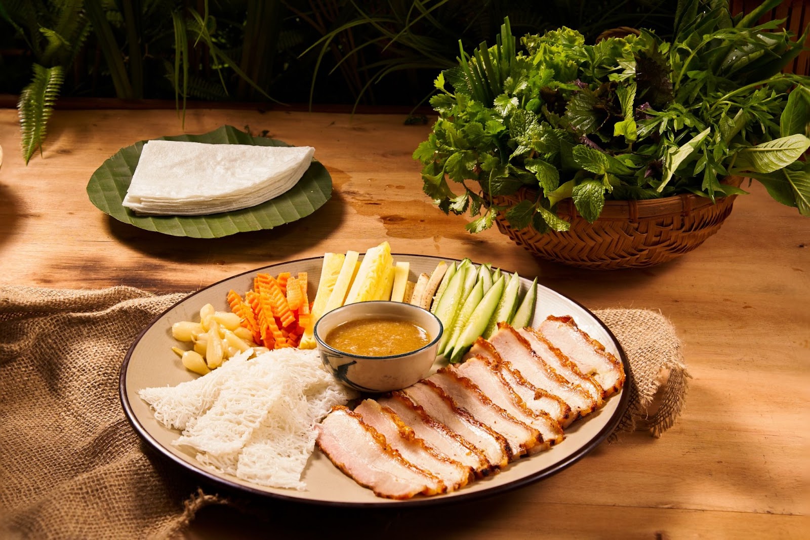 Bánh tráng cuốn được kết hợp với các loại rau rừng đặc trưng tạo nên vị ngon rất riêng Tây Ninh.