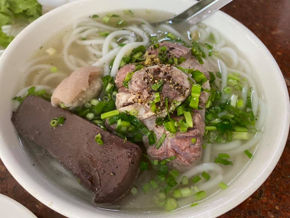 Banh Canh Nam Dung has generous and fresh side dishes.