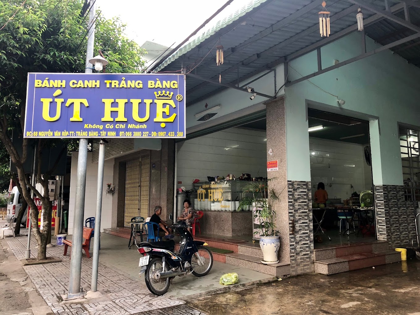 The traditional banh canh restaurant has a spacious and clean space.