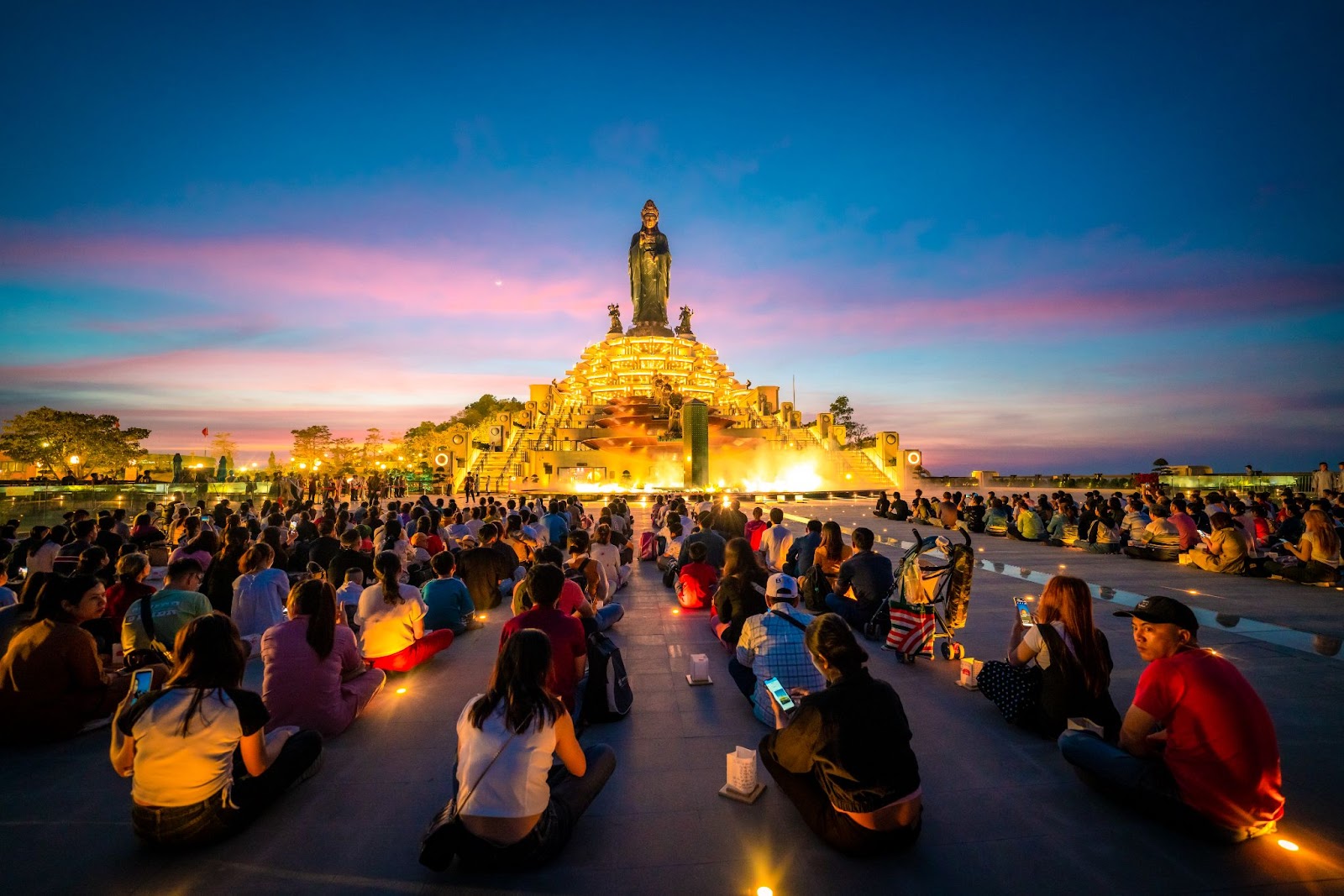 Experience the Lamp Offering Ceremony on the summit of Ba Den mountain every Saturday evening.