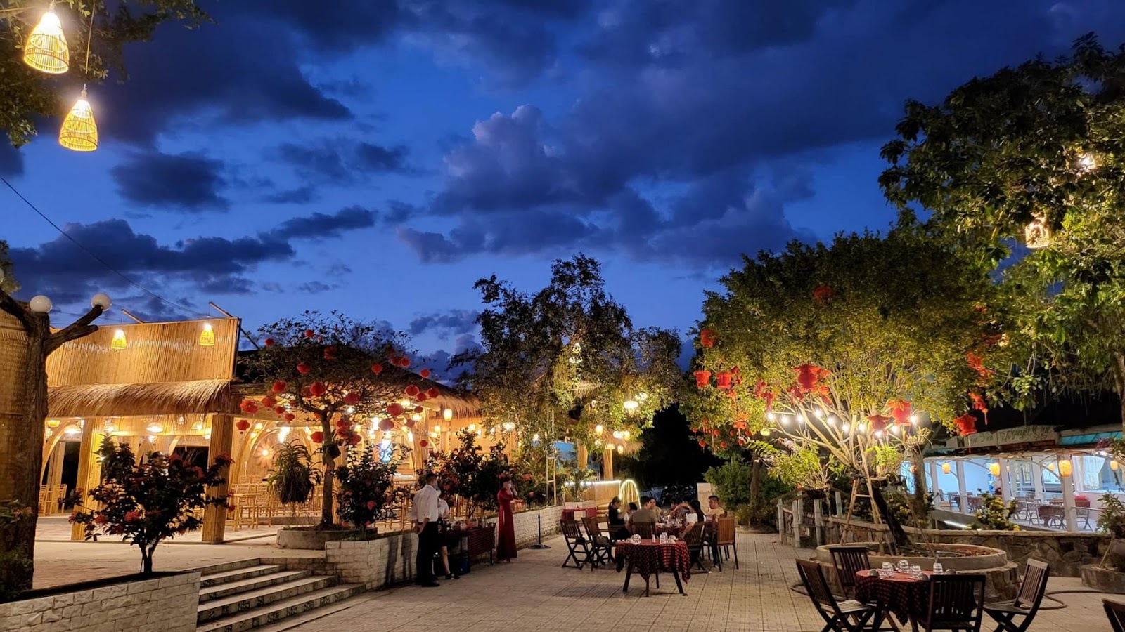 Không gian thưởng thức ẩm thực gần gũi với thiên nhiên.