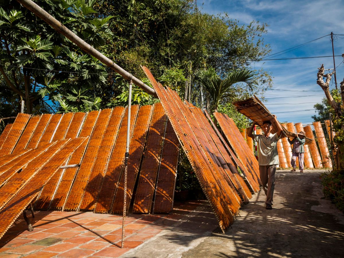 The process of making traditional chewy spicy rice paper rolls with authentic Tay Ninh flavor.
