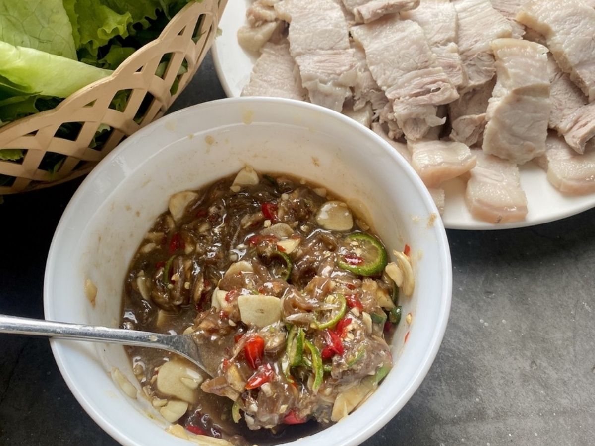 Mắm cá được ủ từ 7-10 ngày cho lên mem tự nhiên tạo hương vị đặc trưng. 