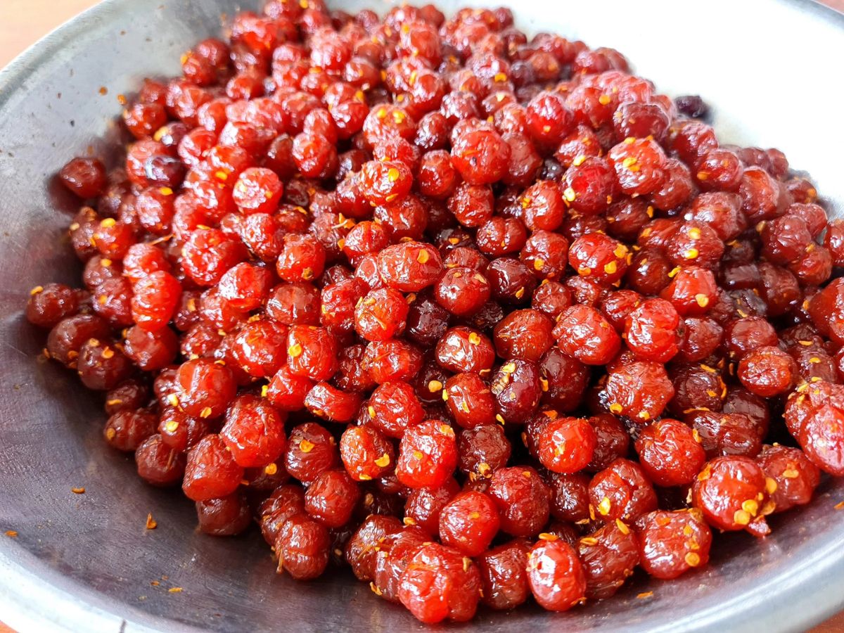 Candied chum ruot from Tay Ninh has a sweet, slightly sour, and tingly taste on the tongue.