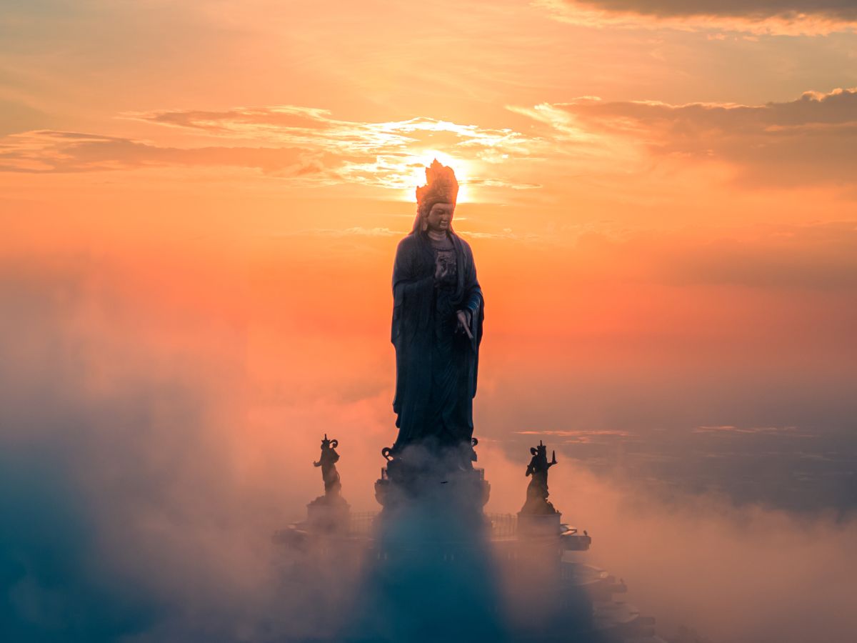 Sau khi thưởng thức bữa sáng đậm vị, du khách chinh phục núi Bà Đen và ngắm toàn cảnh Tây Ninh từ trên cao.