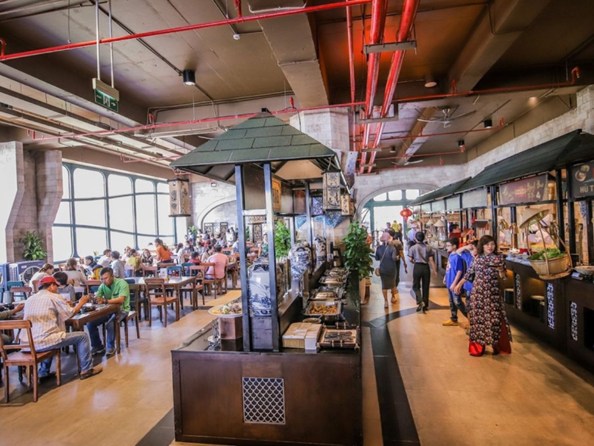 Buổi trưa thưởng thức ẩm thực Tây Ninh tại Buffet Vân Sơn trên đỉnh núi Bà Đen. 
