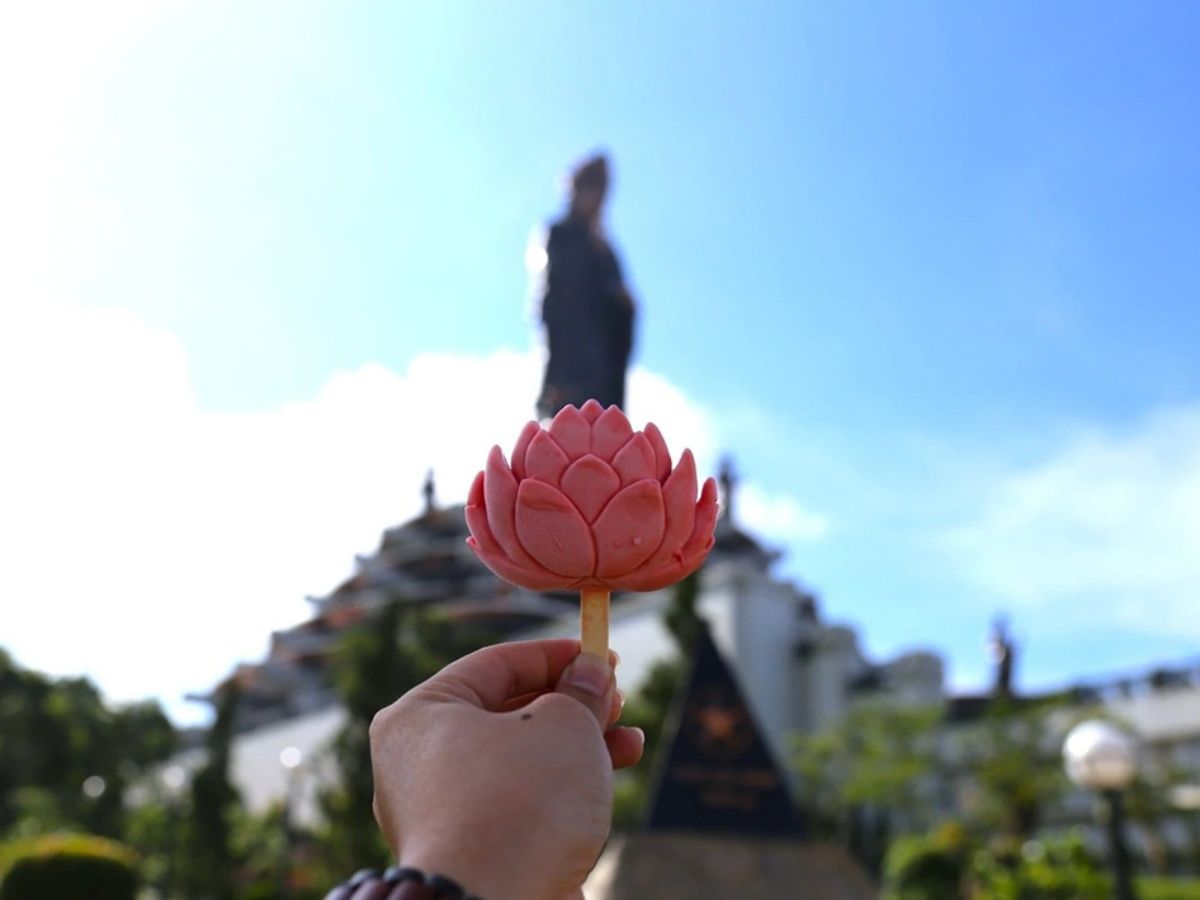 Khu ẩm thực ngoài trời Sun World Ba Den Mountain với nhiều lựa chọn ăn vặt thú vị.