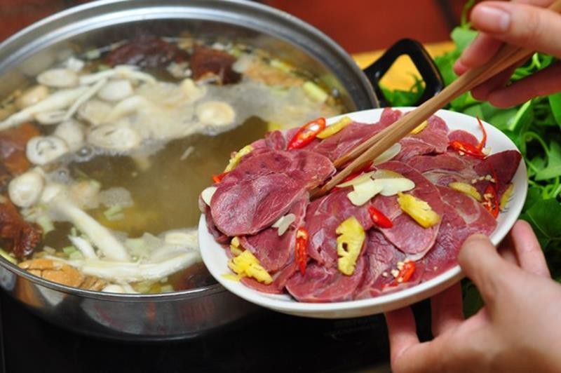 Lẩu bò là món ăn được nhiều du khách lựa chọn tại quán